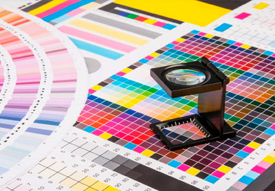 Imprenta Gallego lupa sobre paleta de colores