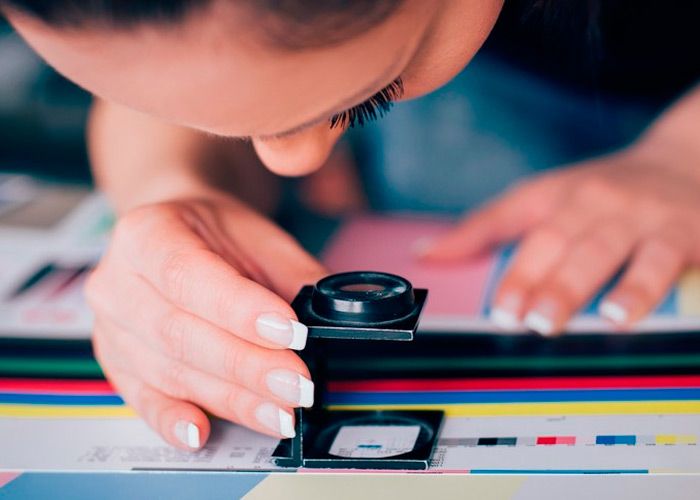Mujer revisando impresión